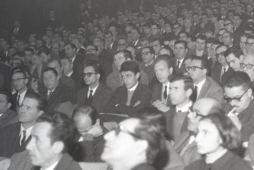 10    1966 XI CONGRESSO  ANTONIO BASSOLINO IN PLATEA