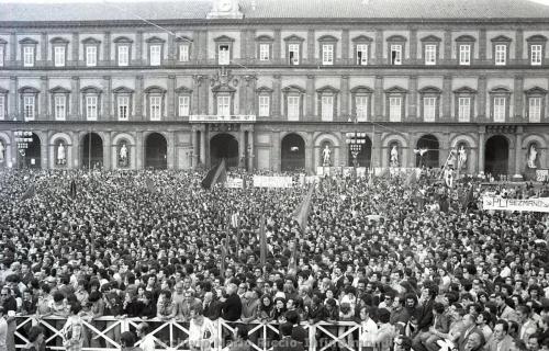 1975-1-GIUGNO-ENRICO-BERLINGUER-A-PIAZZA-PLEBISCITO-14