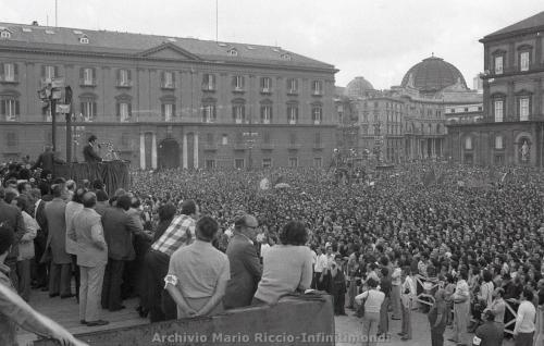 1975-1-GIUGNO-ENRICO-BERLINGUER-A-PIAZZA-PLEBISCITO-2