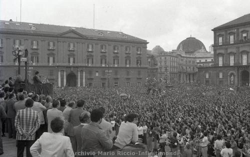 1975-1-GIUGNO-ENRICO-BERLINGUER-A-PIAZZA-PLEBISCITO-3
