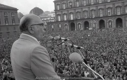 1975-1-GIUGNO-ENRICO-BERLINGUER-A-PIAZZA-PLEBISCITO-5-MAURIZIO-VALENZI-