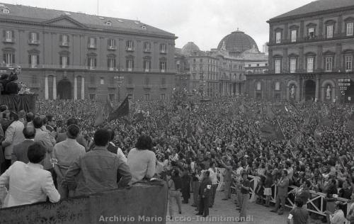 1975-1-GIUGNO-ENRICO-BERLINGUER-A-PIAZZA-PLEBISCITO-7