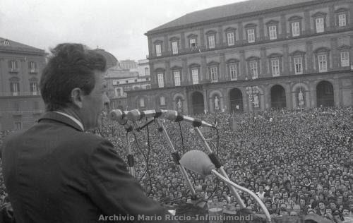 1975-1-GIUGNO-ENRICO-BERLINGUER-A-PIAZZA-PLEBISCITO-8