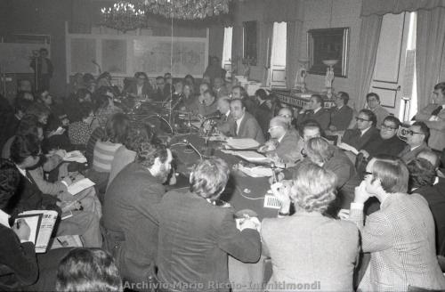 1975-DICEMBRE-VAoLENZI-INCONTRA-LA-STAMPA-ESTERA-1