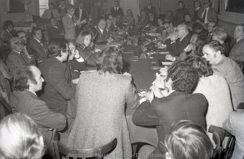 1975-DICEMBRE-VAoLENZI-INCONTRA-LA-STAMPA-ESTERA-2