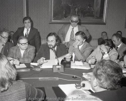 1975-DICEMBRE-VAoLENZI-INCONTRA-LA-STAMPA-ESTERA-3