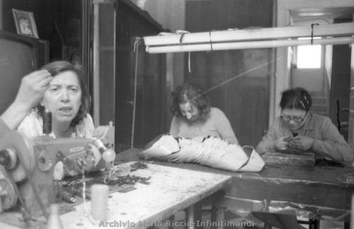 1975-DONNE-LAVORO-A-DOMICILIO-3