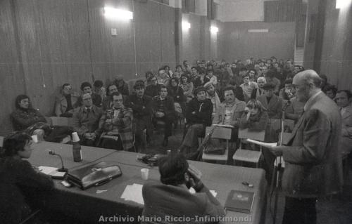 1978-GENNAIO-GIORGIO-NAPOLITANO-INCONTRA-GLI-OPERAI-ITALSIDER-1