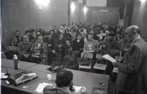 1978-GENNAIO-GIORGIO-NAPOLITANO-INCONTRA-GLI-OPERAI-ITALSIDER-2